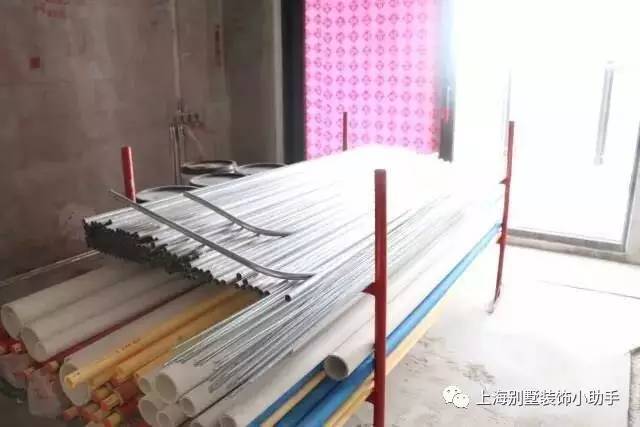 揭秘 正规别墅装修的标准化施工流程与核心装饰材料选择